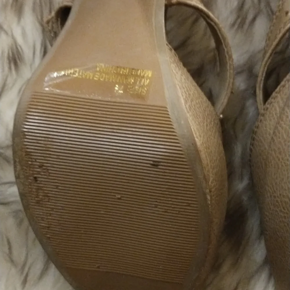 Super cute tan Qupid heels